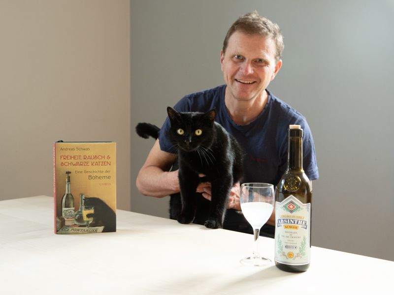 Gemeindepräsident und Schriftsteller Andreas Schwab mit Katze Jimmy. Foto: Annatina Blaser
