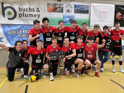 In Aufstiegsstimmung: Die erste Herrenmannschaft des VBC Uni Bern hat sich den Meistertitel der 1. Liga gesichert und damit den Aufstieg in die Nationalliga B geschafft. Foto: zvg