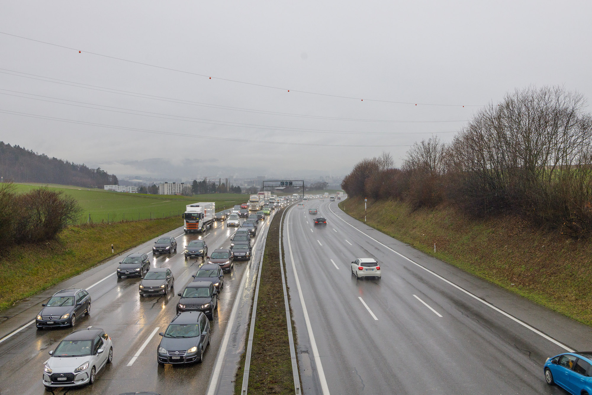 Die sechsspurige Autobahn im Grauholz. Foto: Nik Egger