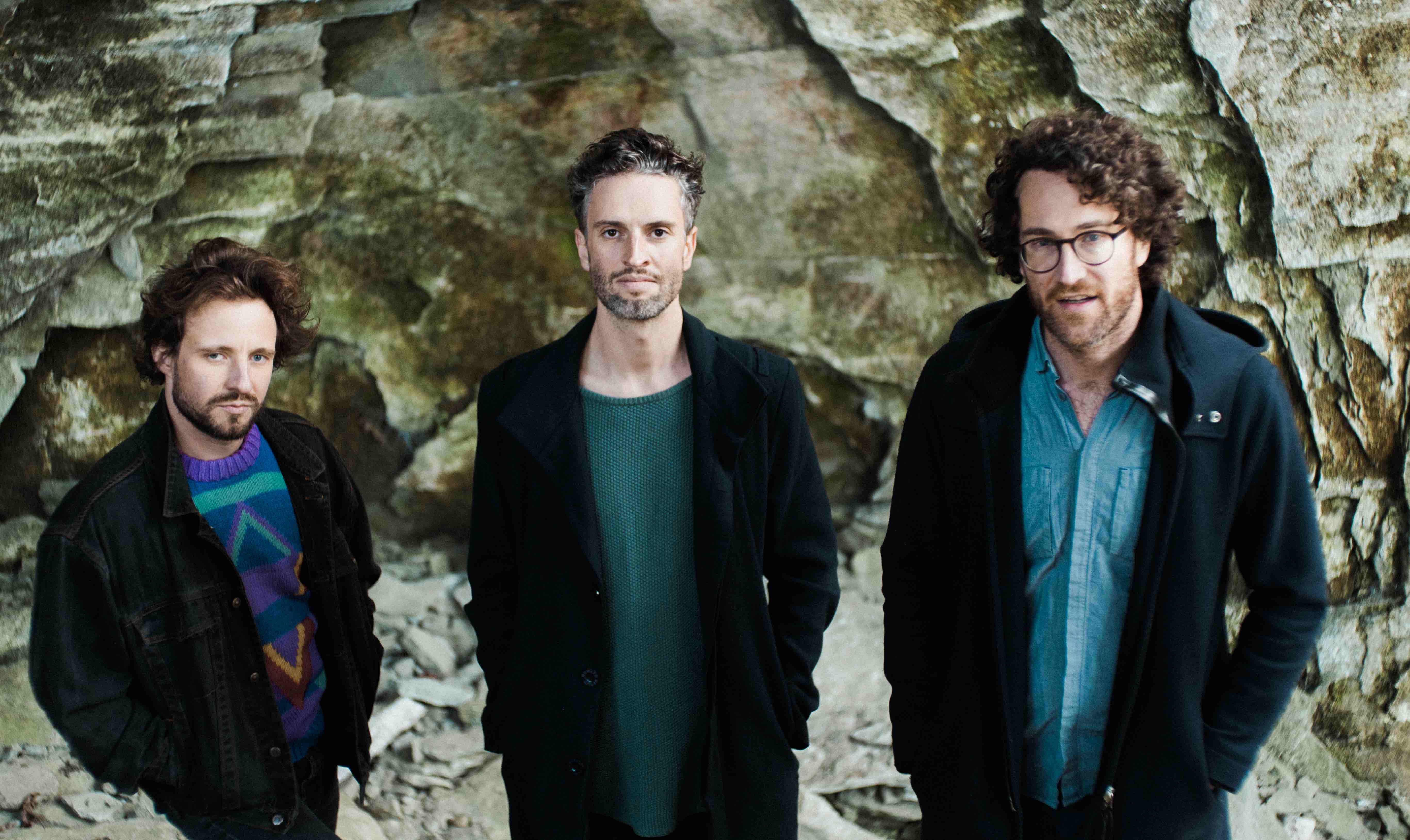 Berg sind Emanuel Künzi (Schlagzeug), Fabian M. Mueller (Piano)( und Kaspar von Grüningen (Kontrabass) (v.l.) Foto: zvg