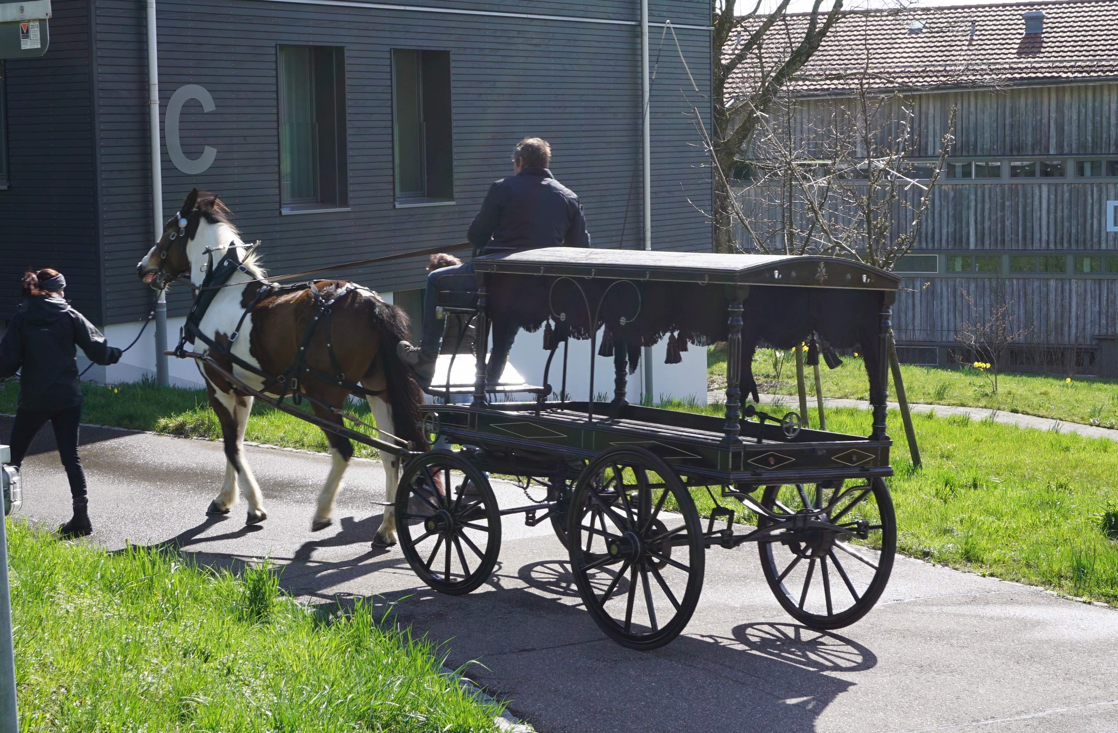 Umzug alter Leichenwagen.