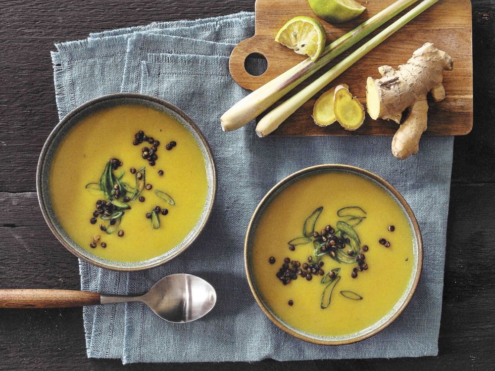 Kartoffel-Kokos-Suppe mit Knusperlinsen