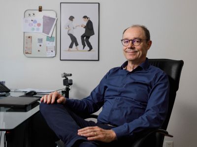 David Kuratle in seinem Beratungszimmer an der Marktgasse in Bern. Foto: Nik Egger