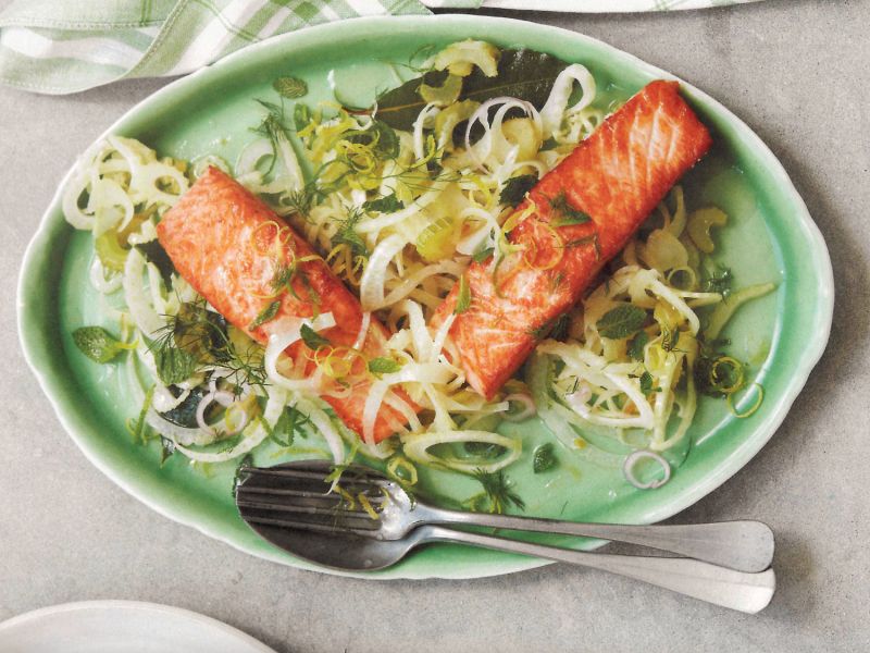 Lachs-Escabeche mit Sellerie und Zitrusaroma. Foto: Clare Winfield