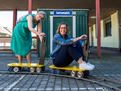 Heidi Eberhard (links im Bild) und Brigitte Rohrbach setzen sich für ein lebendigeres Schlierner Zentrum ein. (Foto: Léonie Hagen)