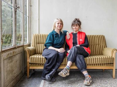 Jasmin Bigler (links) und Nicole Weibel machen gemeinsam Kunst. Foto: Nik Egger