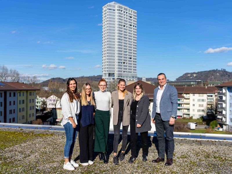 Bäre-Tower statt Zugersee: Das Team von «Omanda» hat eine neue Aussicht.