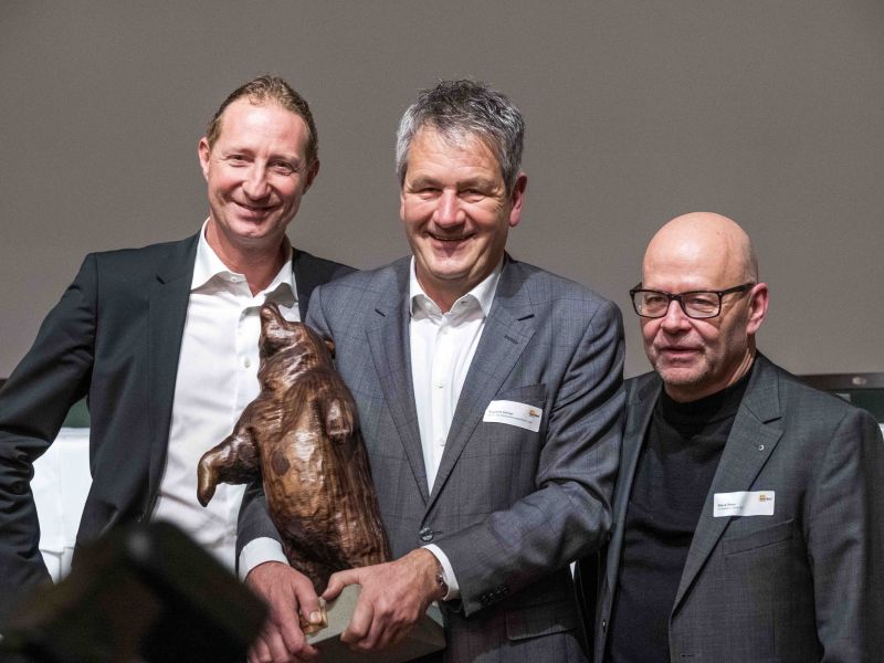 Freude herrscht: Adrian Ruprecht (mitte) erhält den Gewerbebär. Foto: Léonie Hagen