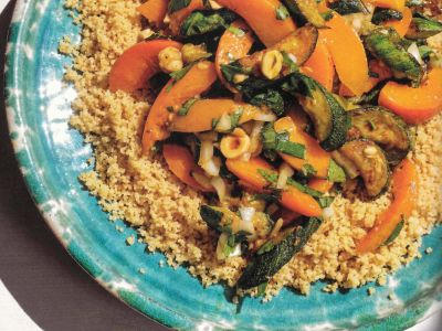 Couscous mit Zucchini und Aprikosen. Foto: Vanessa Maas