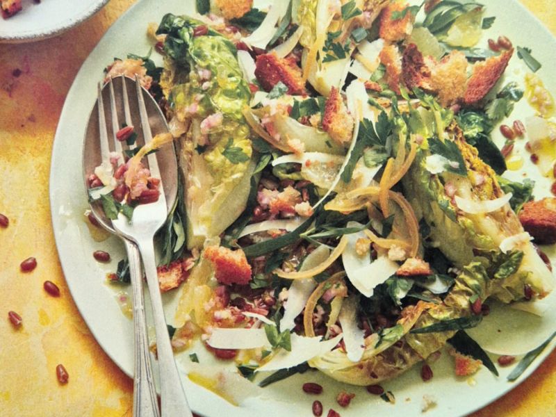 Ein sommerlich-aromatischer Salat. Foto: Clare Winfield