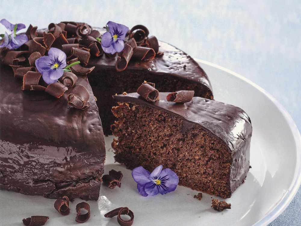 Die essbaren Blüten machen den Schoggikuchen zum Hingucker.