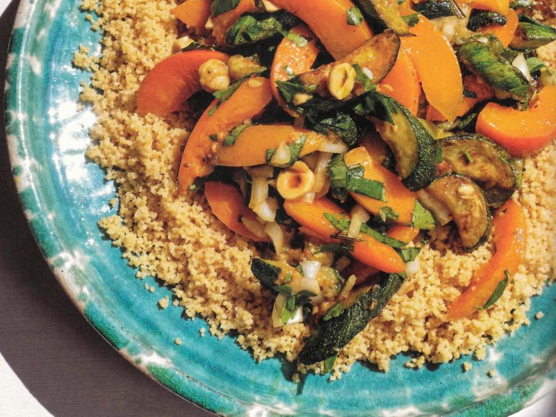 Couscous mit Zucchini und Aprikosen. Foto: Vanessa Maas
