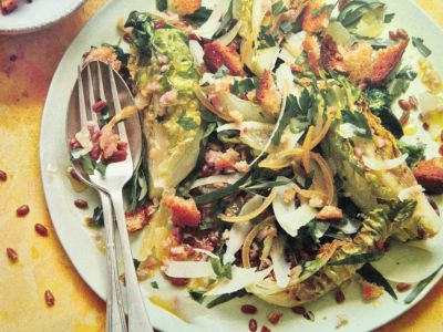Ein sommerlich-aromatischer Salat. Foto: Clare Winfield