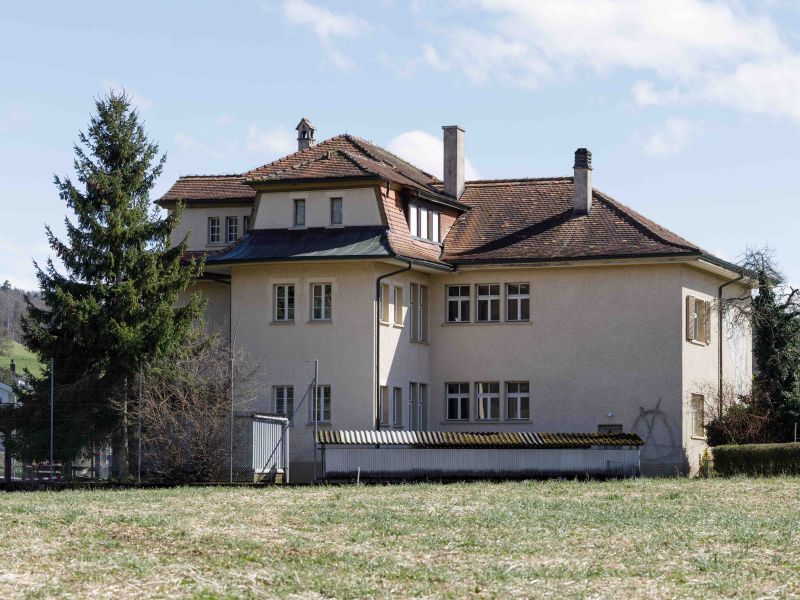 Im Schulhaus Vechigen soll wieder eine Schule einziehen. Foto: Nik Egger
