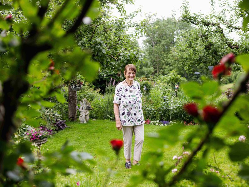 Johanna Kurzen im oberen Teil ihres Gartens. Fotos: Nik Egger