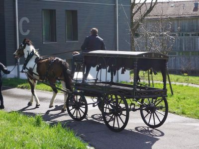Umzug alter Leichenwagen.