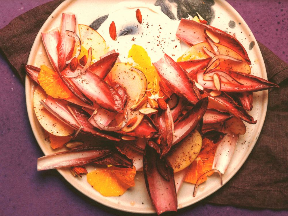 Chicorée-Orangen-Salat mit Apfel auf Labneh