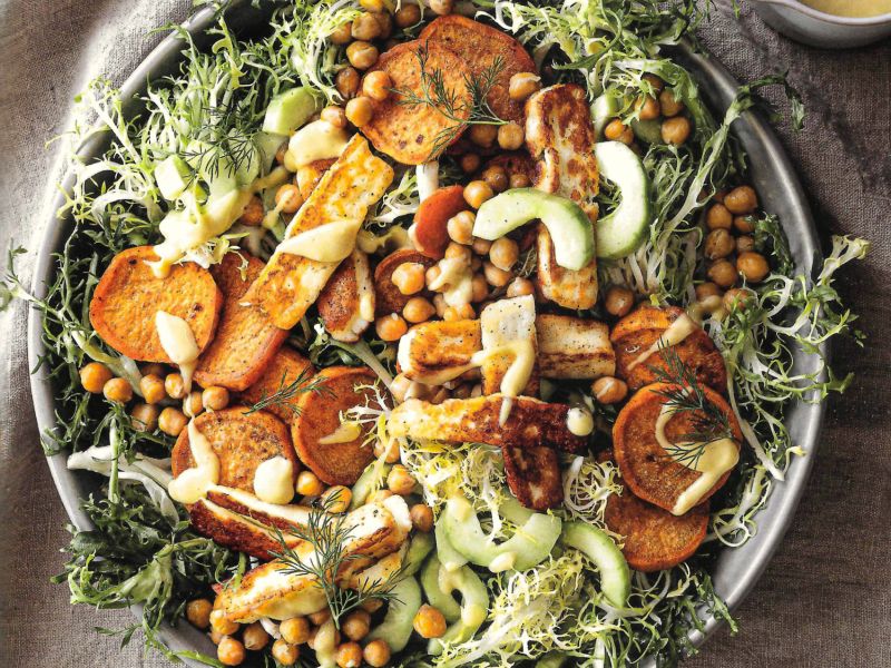Endiviensalat mit gebackenen Süsskartoffeln und Honig-Senf-Dressing.