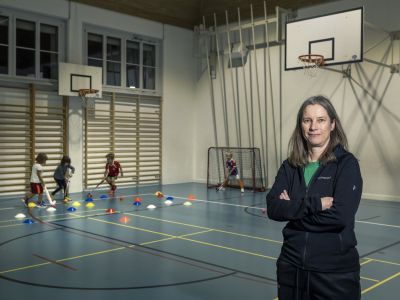 Barbara Flückiger bringt den Kleinsten im freiwilligen Schulsport das Hockey bei. Foto: Nik Egger