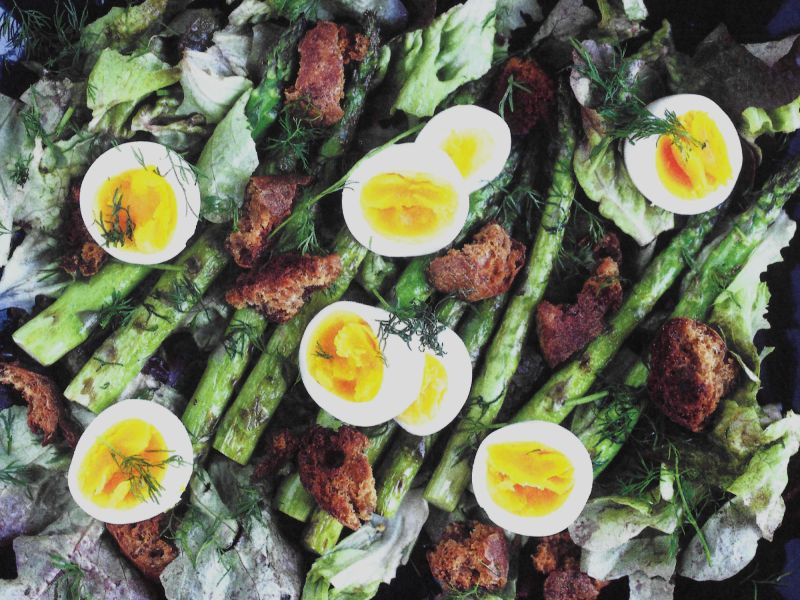 Frühlingsgrüne Salatmahlzeit