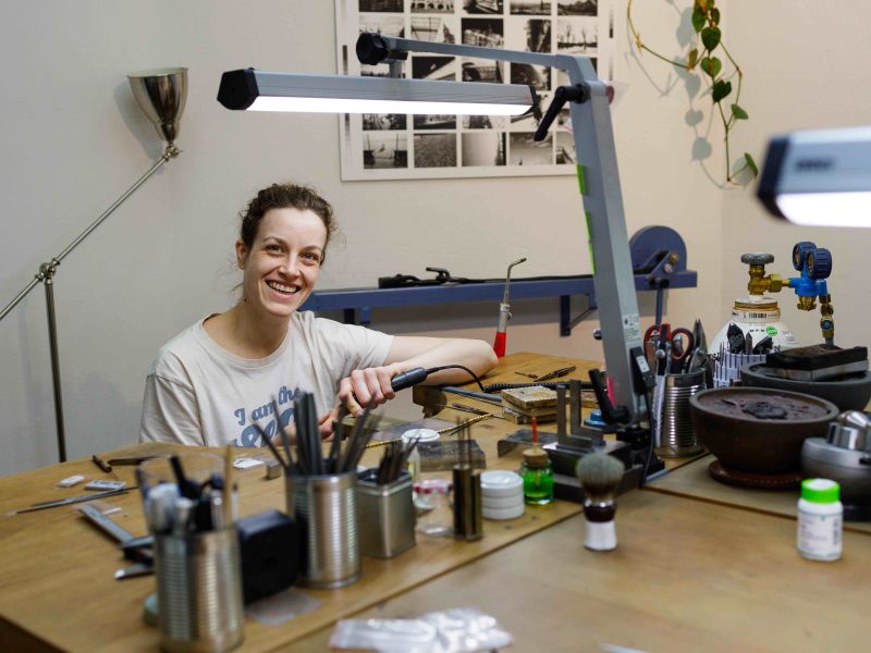 Melanie Burkhard hantiert mit wertvollsten Materialien – und ist selbst doch bodenständig geblieben. Fotos: Nik Egger