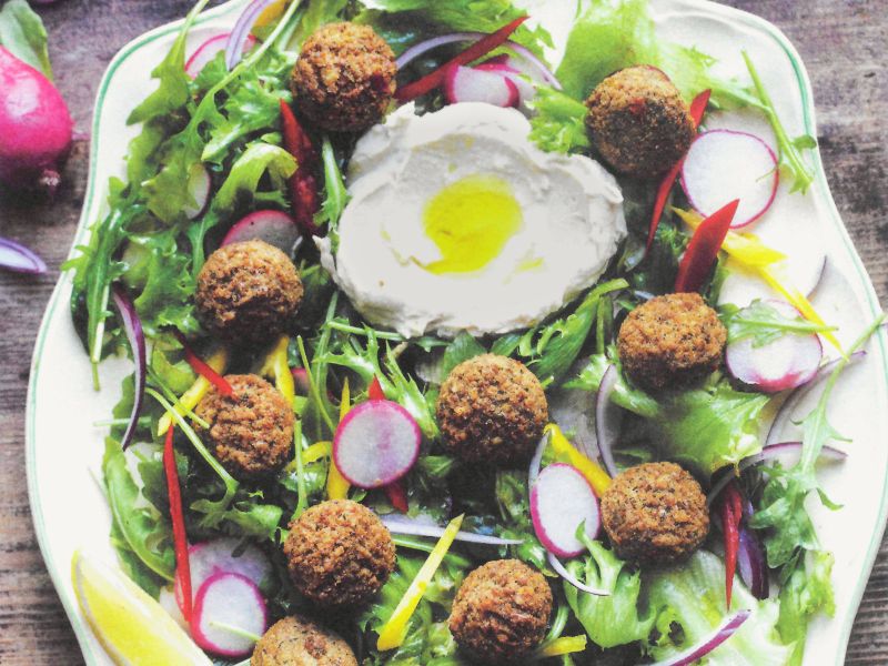 Grüne Salatmahlzeit mit Hummus und Falafel