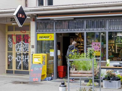 Der Quartierladen Lola führt auch eine Postagentur. Foto: Nik Egger