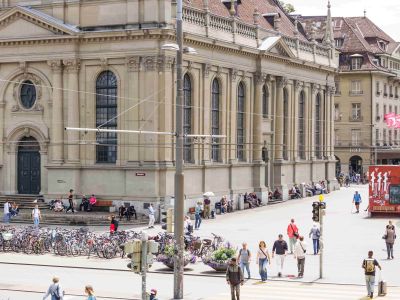 Die Szene auf dem Bahnhofsplatz ist angewachsen. Foto: Nik Egger