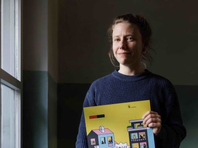 Eva Hauser mit dem Plakat zum Projekt. Foto: Nik Egger