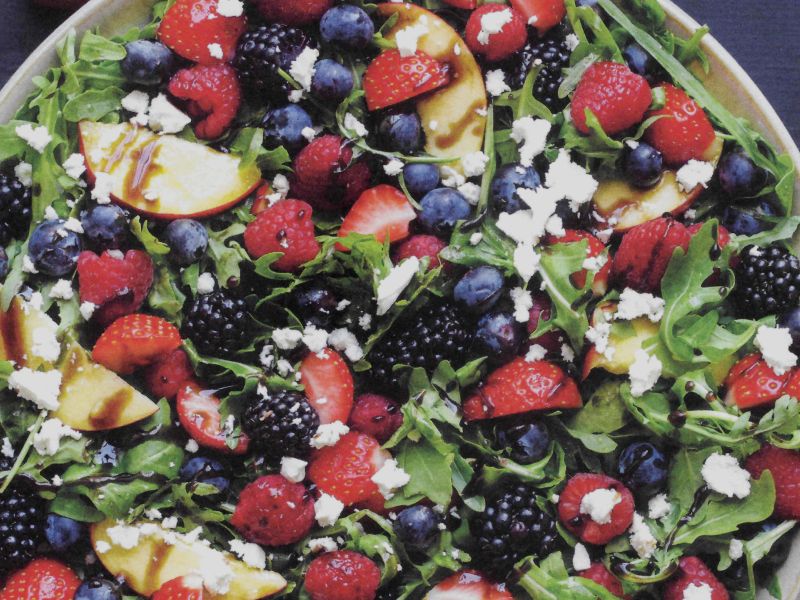 Salat aus Sommerbeeren und Rucola