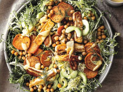 Endiviensalat mit gebackenen Süsskartoffeln und Honig-Senf-Dressing.