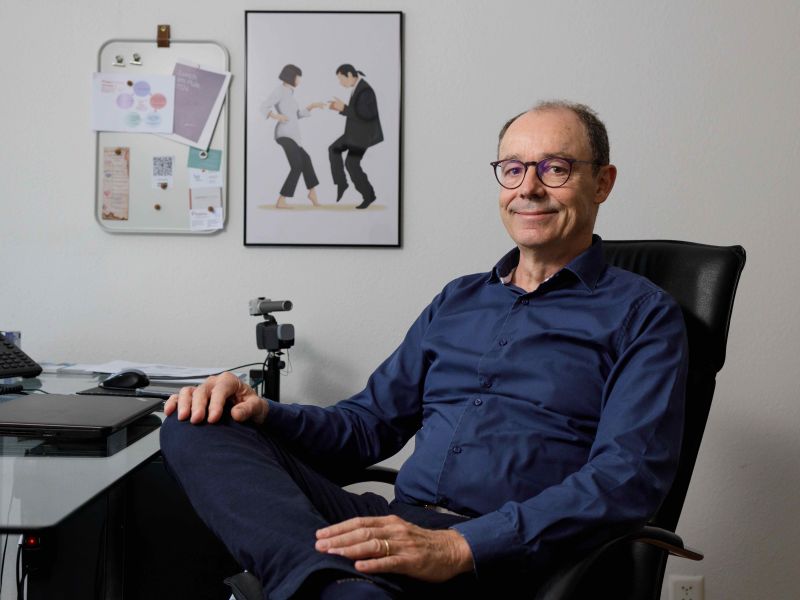 David Kuratle in seinem Beratungszimmer an der Marktgasse in Bern. Foto: Nik Egger